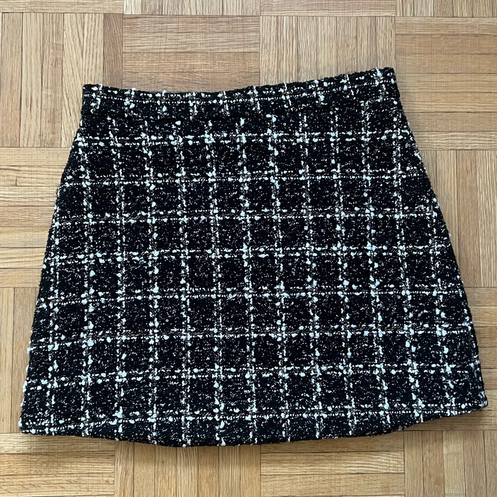 Elegant Tweed Mini Skirt in Black and White